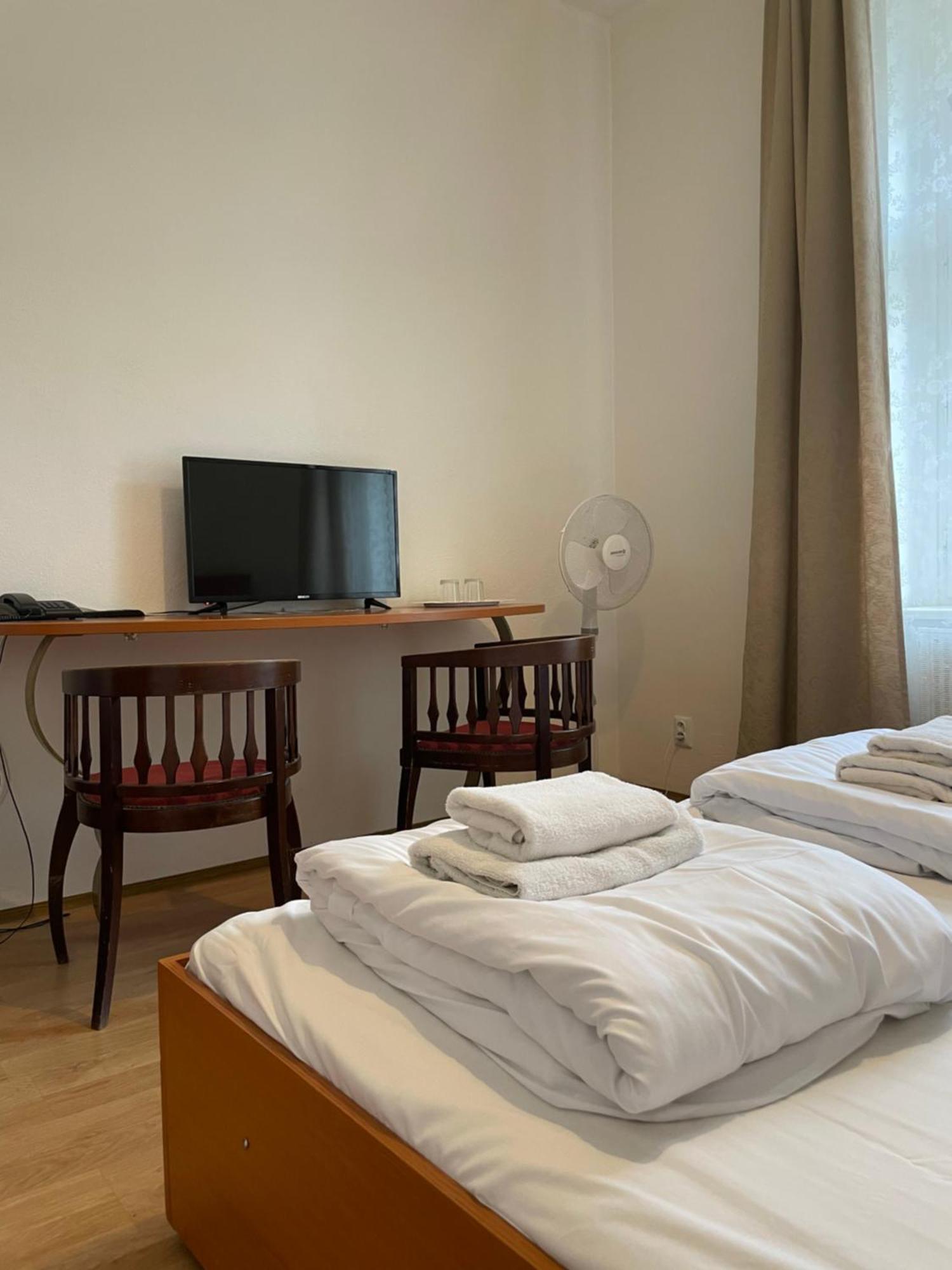 Gallery Hotel Sis Прага Экстерьер фото