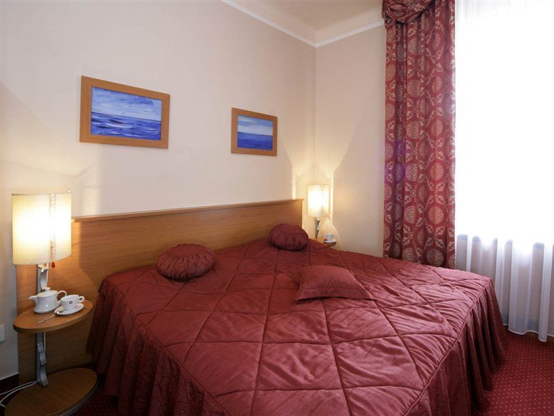 Gallery Hotel Sis Прага Экстерьер фото